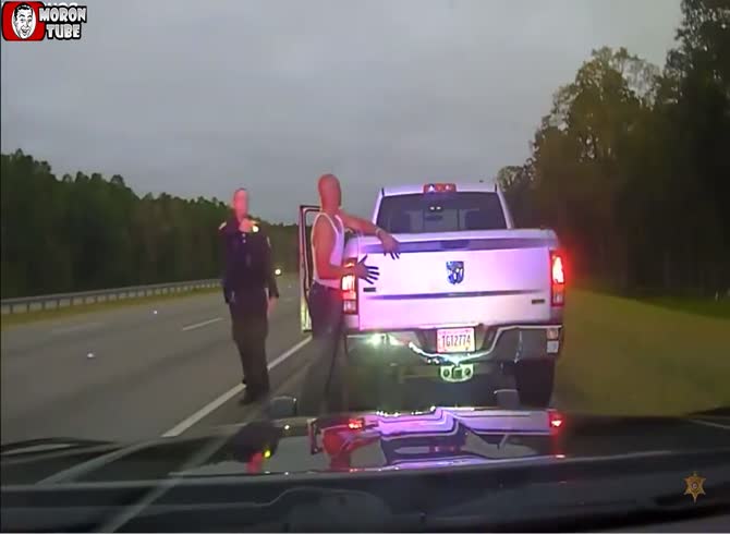 Video :After murdering a guy during a traffic check, an officer was convicted (Warning - disturbing)